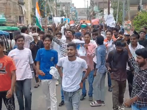 मुंगेर में बड़ी संख्या में छात्र सड़कों पर उतरे हैं।