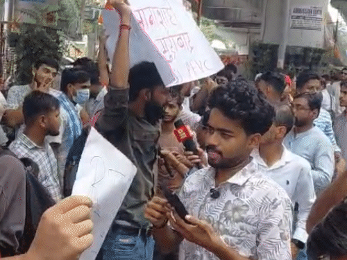 पटना के अशोक राजपथ पर छात्र प्रदर्शन कर रहे हैं।