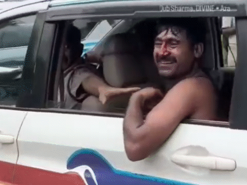 लाठीचार्ज के बाद अनिल को लहूलुहान देखा गया