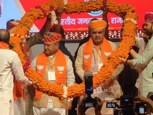 मुख्यमंत्री भजनलाल शर्मा का कार्यकर्ताओं ने माला पहनाकर भव्य स्वागत किया।