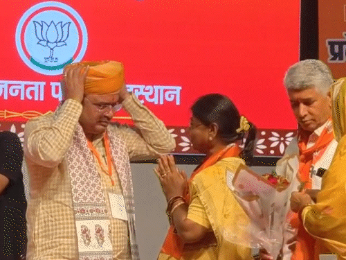 अजमेर विधायक अनिता भदेल ने सीएम भजनलाल शर्मा का स्वागत किया।