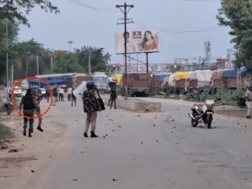 जहानाबाद में छात्रों के उग्र प्रदर्शन को रोकने के लिए पुलिस ने 30 राउंड फायरिंग की।