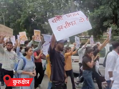 कुरुक्षेत्र में क्लास छोड़कर प्रदर्शन करते छात्र-छात्राएं।