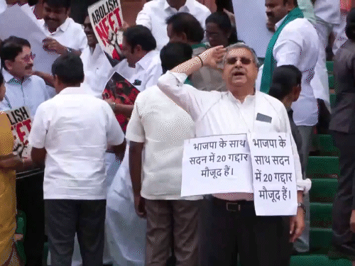 TMC सांसद कल्याण बनर्जी ने 20 बागी सांसदों के खिलाफ प्रदर्शन किया जिन्होंने अलग गुट बनाकर NDA को समर्थन दिया है।