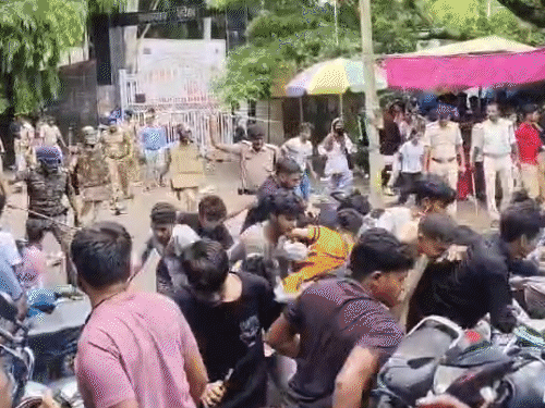 कटिहार में पुलिस ने प्रदर्शनकारियों पर लाठीचार्ज किया है।