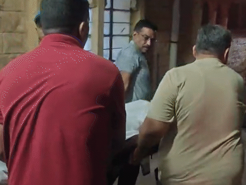 स्थानीय लोगों ने एंबुलेंस की सहायता से जैसलमेर स्थित राजकीय जवाहिर हॉस्पिटल लेकर आए थे।