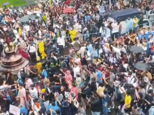 मुंबई के प्रदर्शन में स्टूडेंट्स के अलावा अन्य लोग भी शामिल हुए।