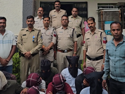 पुलिस की गिरफ्त में सभी आरोपी.
