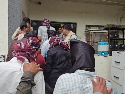 आरोपी को थाने के अंदर ले जाते पुलिसकर्मी।