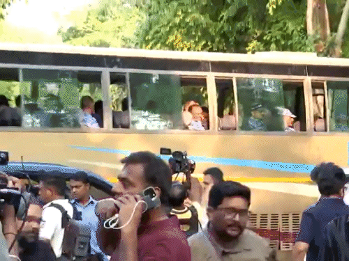 राहुल गांधींनी विरोधीपक्षासोबत गांधी स्मृतीस्थळापर्यंत मोर्चा काढला: राष्ट्रगीत गायले, मोबाईल टॉर्च लावून विद्यार्थ्यांवरील लाठीचार्जचा केला निषेध दिल्ली पोलिसांव्यतिरिक्त रॅपिड ॲक्शन फोर्सदेखील राहुल यांच्या सुनहरी बाग येथील घराबाहेर पोहोचले.