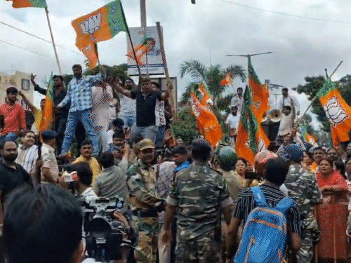 बिहारमध्ये विद्यार्थ्यांवर लाठीचार्ज, विटा-दगडफेक झाली: हरियाणात पोलिसांशी भिडले काँग्रेस कार्यकर्ते; देशभरात पेपरफुटीविरोधात निदर्शने बिहारमध्ये विद्यार्थ्यांवर लाठीचार्ज, विटा-दगडफेक झाली: हरियाणात पोलिसांशी भिडले काँग्रेस कार्यकर्ते; देशभरात पेपरफुटीविरोधात निदर्शने