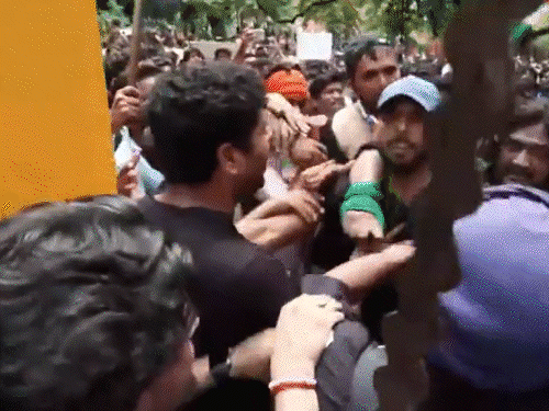 कॉकरोच जनता पार्टी का गुरुवार को जंतर-मंतर पर 32वें दिन प्रदर्शन जारी है। अन्ना हजारे में महाराष्ट्र के अहिल्या नगर में अनशन पर बैठे। - Dainik Bhaskar