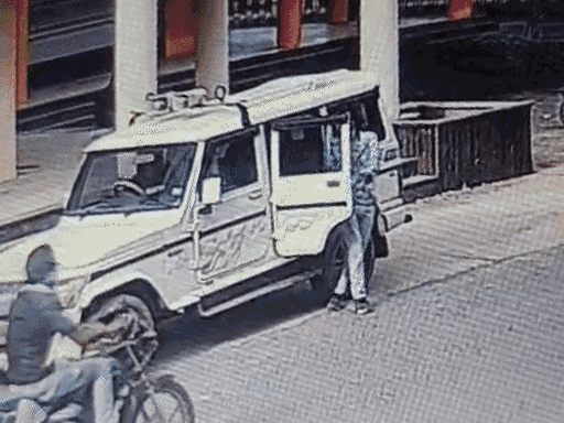 बेटे को छुड़ाने पहुंचे पिता का वीडियो भी सामने आया है।