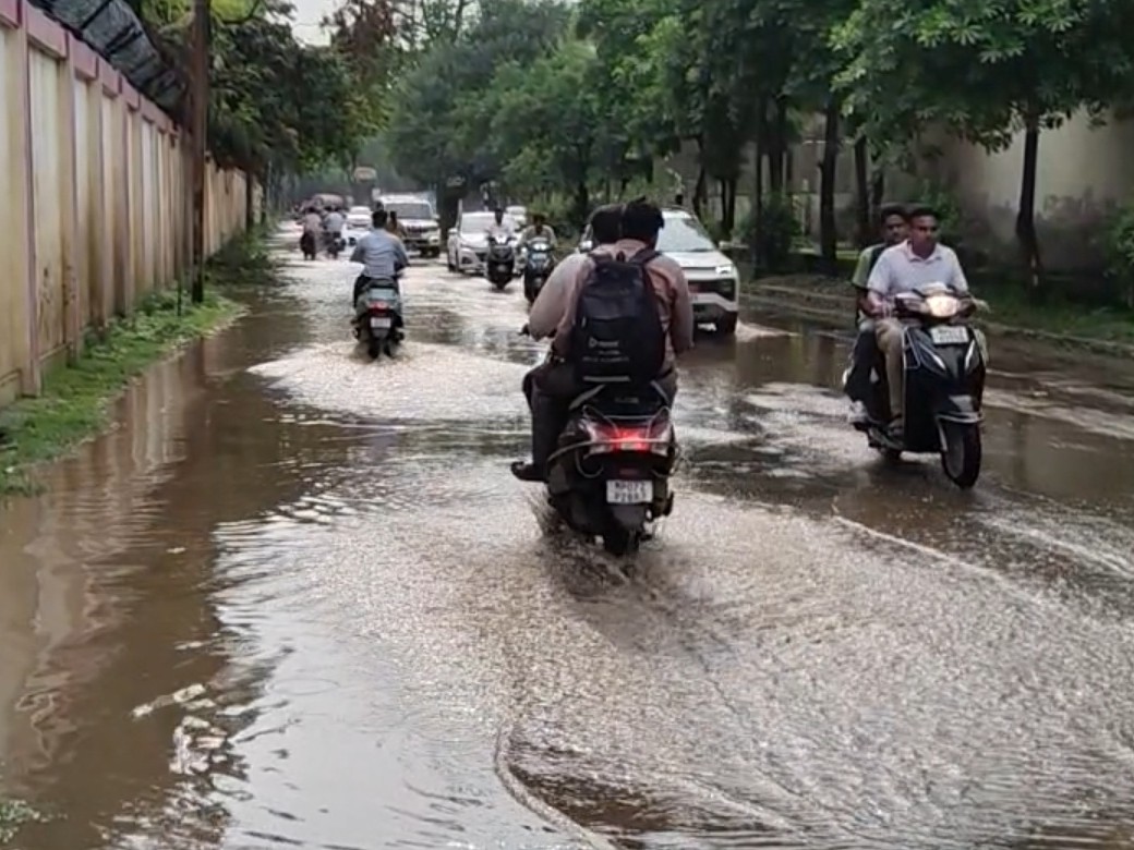 जल निकासी व्यवस्था फेल, गड्ढों में भरे पानी से बढ़ीं राहगीरों की मुश्किलें|ग्वालियर,Gwalior - Dainik Bhaskar