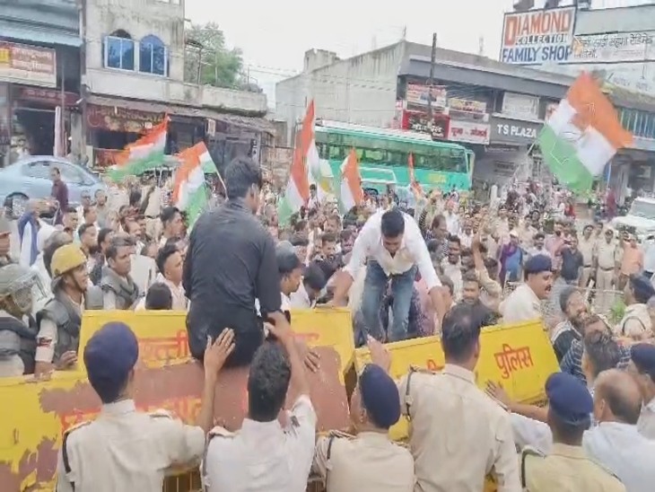 रैली निकालकर केंद्र सरकार के खिलाफ नारेबाजी