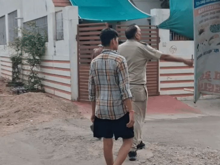 पुलिस कई इलाकों में हनी की तलाश कर रही है.