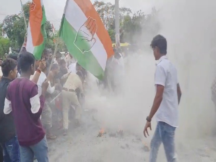 कोतवाली पहुंचकर कार्यकर्ताओं ने दी सांकेतिक गिरफ्तारी की कोशिश