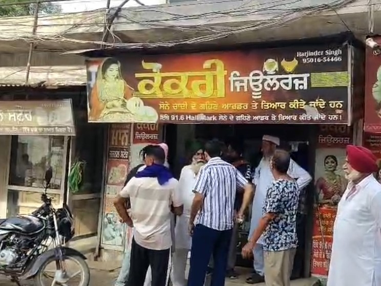 लूट के बाद ज्वेलर की दुकान के सामने पहुंचे दूसरे दुकानदार और लोग।