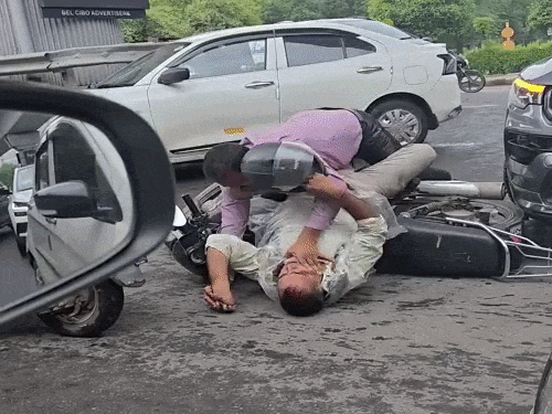 रोड रेज के बाद हाई-वोल्टेज हंगामा, हेलमेट से ताबड़तोड़ वार; जाम लगा|गुरुग्राम,gurugram - Dainik Bhaskar