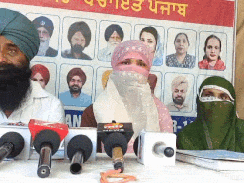 मोहाली में प्रेस कॉन्फ्रेंस के दौरान पीड़िता ने अपनी पूरी कहानी बताई।