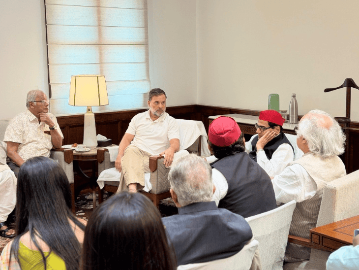 संसद भवनात इंडिया ब्लॉकच्या नेत्यांनी बैठक घेतली आणि NEET सह इतर मुद्द्यांवर चर्चा केली.