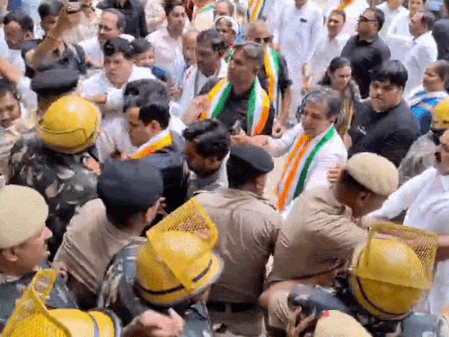 गुरुग्राम में डीसी दफ्तर में जाने को लेकर पुलिस से होती कांग्रेसियों की धक्का-मुक्की।