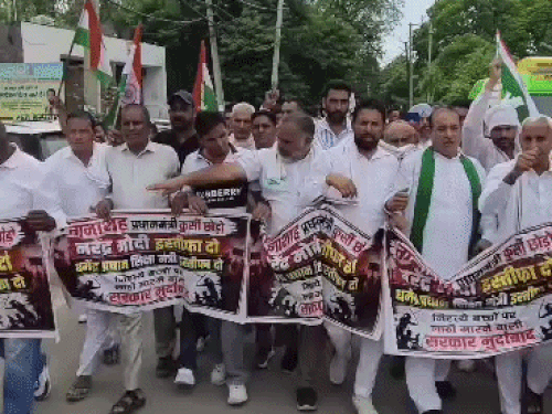 पीएम नरेंद्र मोदी और केंद्रीय शिक्षा मंत्री धमेंद्र प्रधान के इस्तीफे की मांग करते हुए।