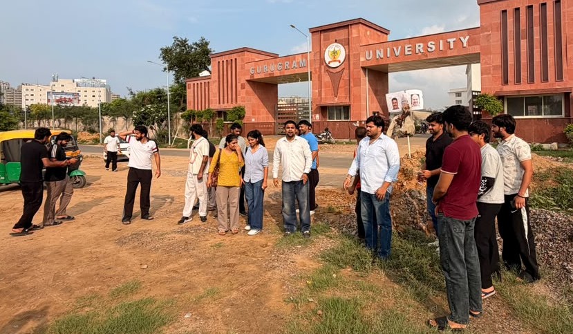 गुरुग्राम यूनिवर्सिटी के बाहर नारेबाजी करते और पुतला फूंकते एनएसयूआई के पदाधिकारी।