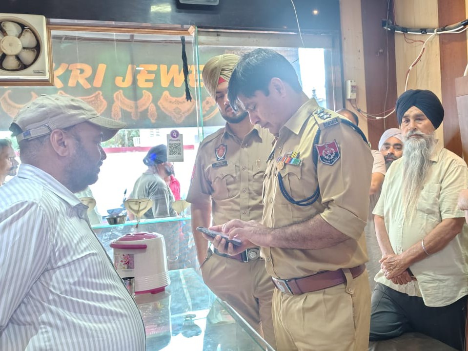 ज्वेलर की दुकान में जांच करने पहुंची पुलिस।