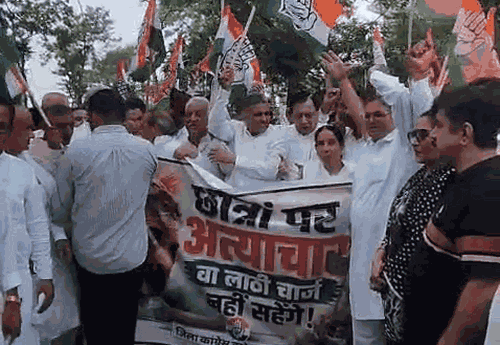 फतेहाबाद में प्रदर्शन करते कांग्रेस नेता और कार्यकर्ता
