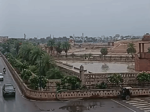लखनऊ में सुबह तेज हवाएं चलीं। लोगों को गर्मी से राहत मिली।