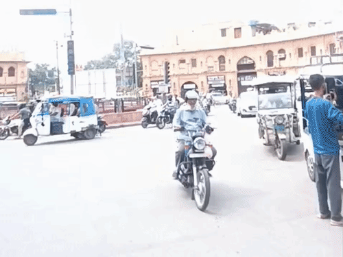 मौसम विभाग ने दिन में हल्की बारिश की संभावना जताई है।