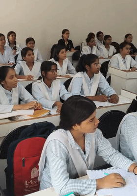 स्कूल में छात्राओं को स्मार्ट क्लास, डिजिटल बोर्ड, कंप्यूटर लैब की सुविधा मिलती है।