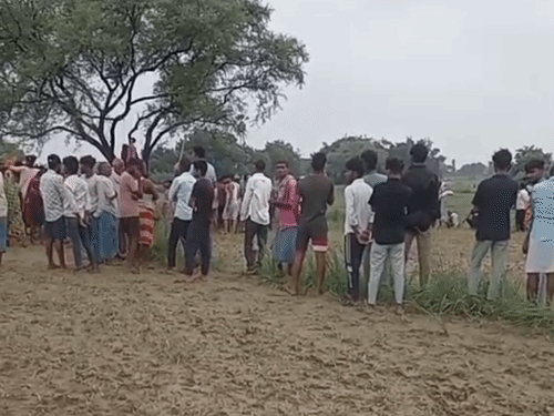 घर से महज 500 मीटर की दूरी पर दोनों के शव लटके हुए मिले।