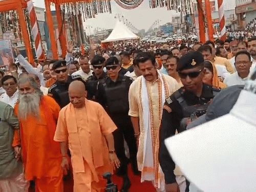 सिक्सलेन फ्लाईओवर का उद्घाटन करने के बाद सीएम पैदल ही उस पर चले, उनके साथ सांसद रविकिशन भी रहे।
