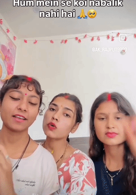 लड़कियों का कहना है कि सोशल मीडिया पर लोग छोटी बहन की उम्र पर सवाल उठा रहे हैं, जबकि वह बालिग हो चुकी है।