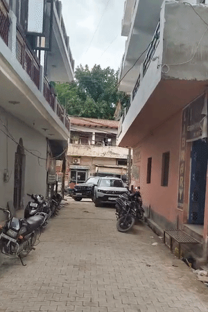 राजनगर एक्सटेंशन क्षेत्र में हनी का एडिक्शन जिम है। धमकियों के डर से उन्होंने जिम के बोर्ड उतार दिए हैं।