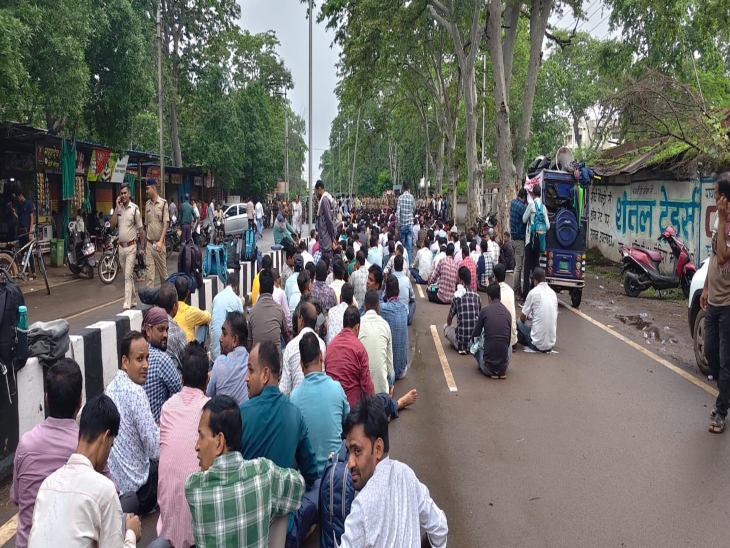 दो दिन पहले शिक्षकों ने शिक्षा मंत्री के निवास का घेराव किया था।