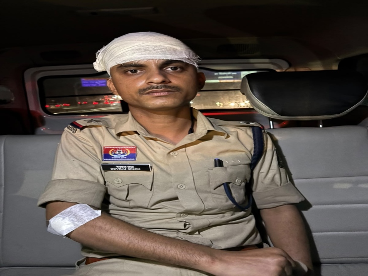 पथराव से पुलिसकर्मी के सिर और हाथ में चोट आई है।