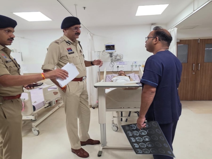 पुलिस कमिश्न डॉ. संजीव शुक्ला घायल पुलिसकर्मियों को देखने देर रात पहुंचे अस्पताल।