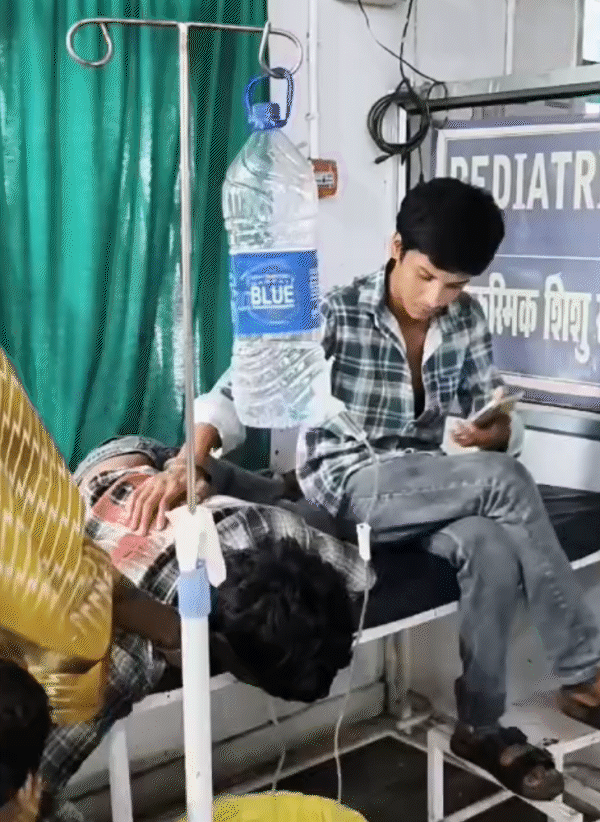 इमरजेंसी वार्ड में भर्ती दूसरे मरीज के परिजन ने ड्रिप चढ़ाने का वीडियो बना लिया।