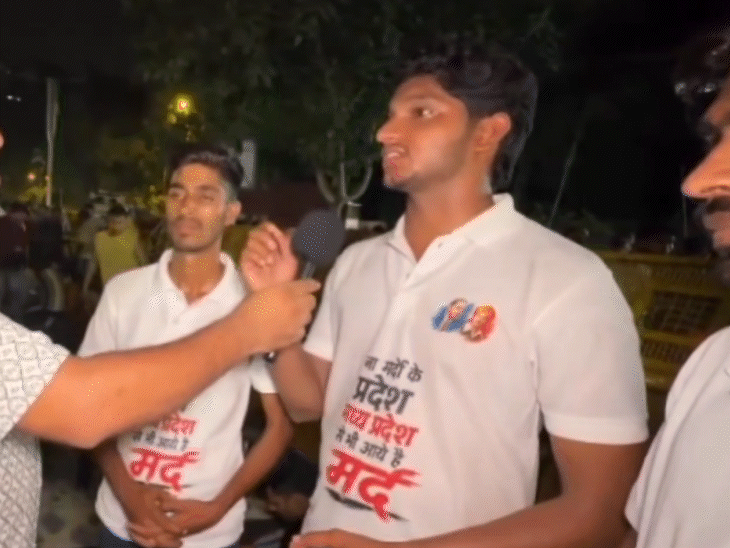 प्रदर्शन में पहुंचे युवाओं ने राज्य में हुए घोटालों और हालिया मुद्दों पर सवाल उठाए.