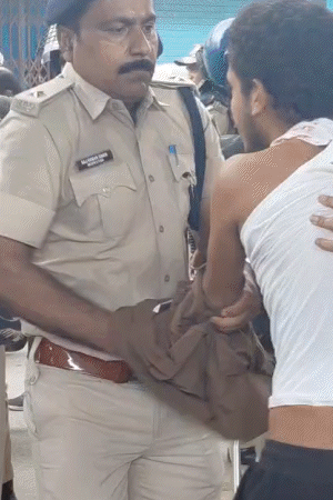 पटना कॉलेज के बाहर से पुलिस ने छात्रों को अपने साथ ले गई।