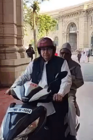 आलमबदी 5 महीने पहले स्कूटी से विधानसभा पहुंचे थे।