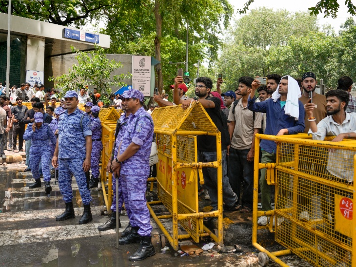 CJP के मार्च के दौरान पुलिस और RAF के जवानों पर प्रदर्शनकारियों को बेरहमी के पीटने और उनके साथ बदसलूकी करने के आरोप लग रहे हैं।