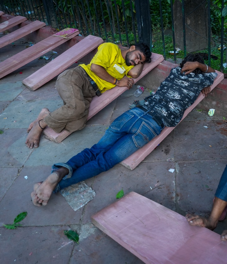 अभिजीत दीपके का आरोप- भाजपा के गुंडे पत्थरबाजी कर रहे: जंतर-मंतर पर पुलिस के खिलाफ नारे लगे; झड़प में 2 एसीपी जख्मी होने के मामले में FIR बुधवार रात को फुटपाथ पर पत्थरों के स्लैब रखकर सोते हुए प्रदर्शनकारी।