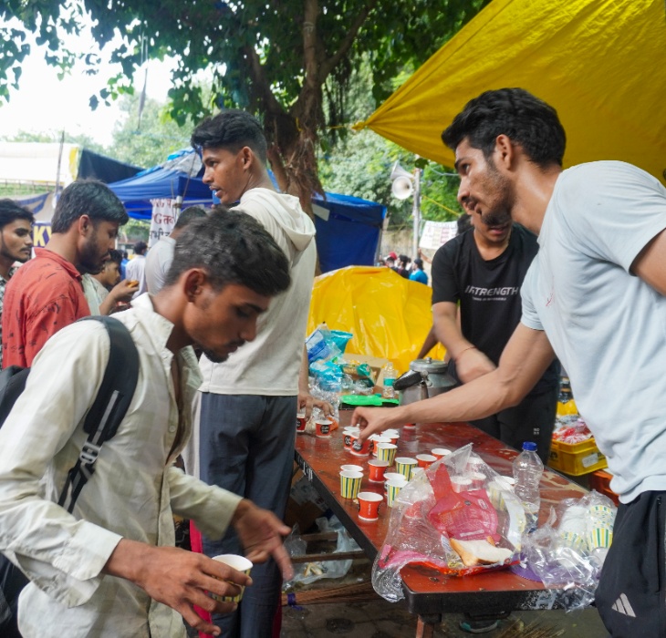 प्रदर्शनकारियों के लिए सुबह की चाय का इंतजाम किया गया, लोग लगातार खाने-पीने का सामान भेज रहे हैं।