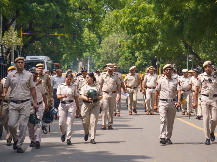 जंतर-मंतर पर प्रदर्शन के बीच संसद मार्ग पर बड़ी संख्या में पुलिस के जवान तैनात किए गए हैं।