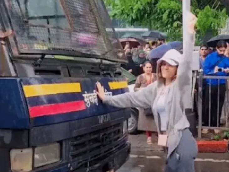 मुंबई में प्रदर्शन के दौरान पुलिस वाहन को रोकर प्रदर्शनकारी स्टूडेंट।