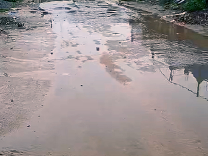 गुमला में बारिश का पानी सड़क पर हुआ जमा।